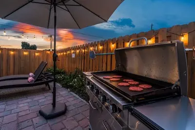 Image de Cozy, clean home with heated saltwater pool, game room, bikes, lake community!