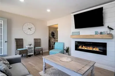 Image de Sleeps 13, 2 fire pits, A+ patio, free waffle bar, outdoor games, dog friendly