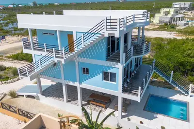 Image de Amazing 2 story oceanfront house with pool, balcony, central Ac, & W/D