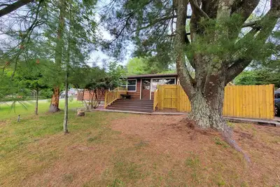 Image de New! Charming Upstate Escape with Private Hot Tub