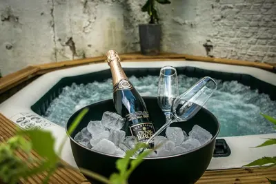 Image de Lush home for 8 pp. with Jacuzzi and Bbq in garden