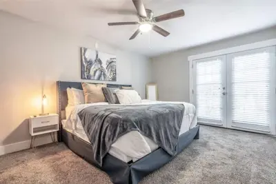 Image de Arlington Stadium Trail Tavern. Mancave + Comfort