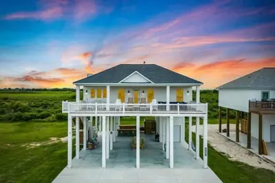 Image de Coastal Family Escape: Pets Welcome-Deck-Games-Outdoor Shower-Easy Beach Access