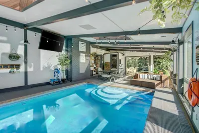 Image de Indoor Pool & Hot Tub on Golf Course