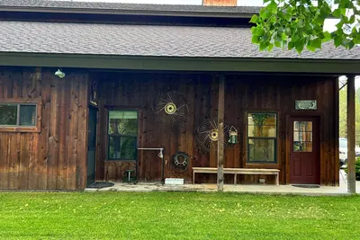 Image de Escape to Nature in This Cozy Riverfront Cabin