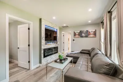 Image de Des Plaines Vacation Rental w/ Spacious Backyard!