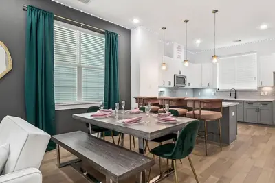 Image de Stylish Multi-level home, minutes to Downtown