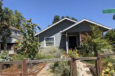 Image de Two Bedroom Bungalow with Porch & Native Garden