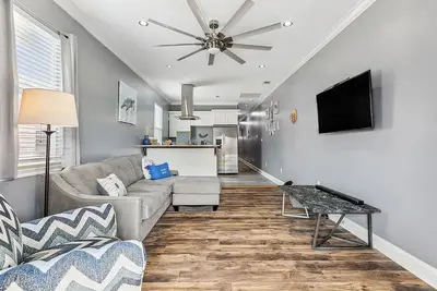 Image de Beautiful comfortable home 5 minute drive from the French Quarters