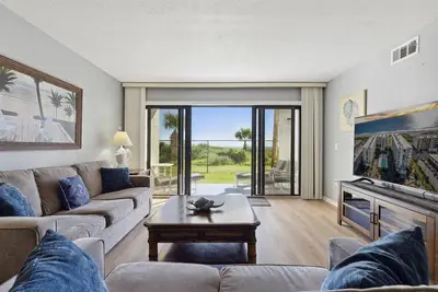 Image de Ocean Front Sandcastles Condo: Steps to the beach with Pool & Hot Tub!