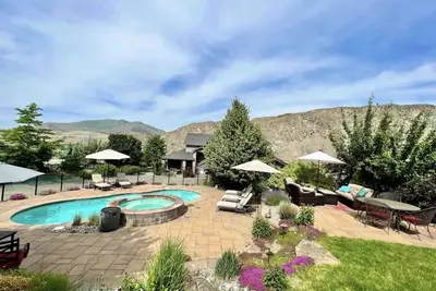 Riverfront- 5 Mins to Chelan+Views+Pool