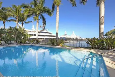 Image de Luxury Boutique Condo, 10 min from Downtown/Beaches with Parking and Elevator