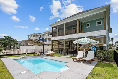 Image de Luxurious Contemporary Retreat - Private Pool, Marsh Views, 3rd Row and near pier!