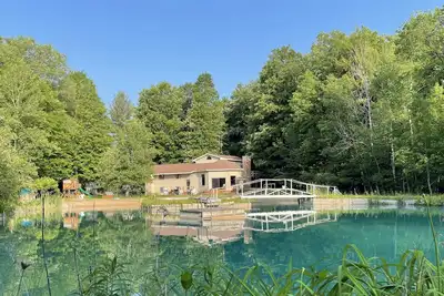 Image de Chalet on Manistee River with amazing backyard pond. 5 minutes from Fife Lake.