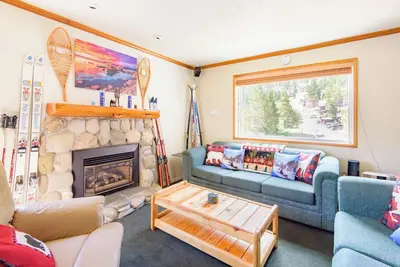 Image de Heavenly Stagecoach lift ski in ski out condo with private hot tub
