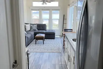 Image de Embrace Lakefront Living, Charming Retreat with Majestic Views and Cozy Comfort!