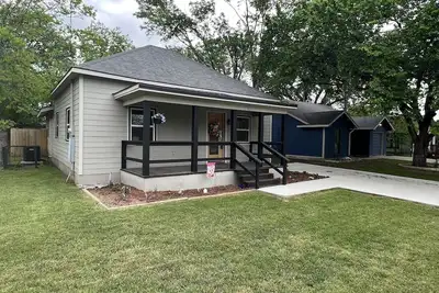 Image de Farmhouse! ! 1 min to Randy’s Icehouse, Tx Beer Co & Taylor Liquor & 5 Samsung