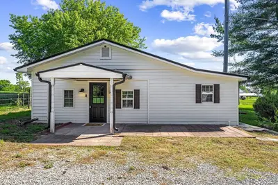 Image de Small cottage style house close to local entertainment.