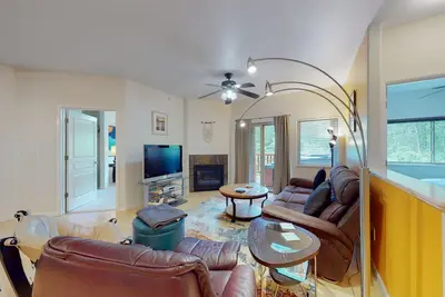Image de Mountain-view condo with private hot tub, fireplace, deck, W/D