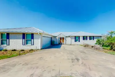 Image de 2-story home with covered patio, balcony, fireplace, streaming, great views, W/D