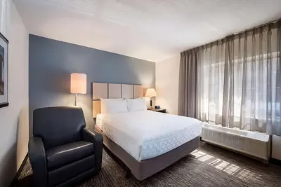 Modern and Stylish Suite in Tempe! 2 Spacious Units, Full Kitchen, Outdoor Pool!