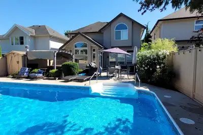 Image de Metropolitan Dream Stay with Pool and Hot Tub