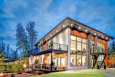 Image de Wabamun Modern Retreat Oasis. Sleeps 6. Hot Tub.