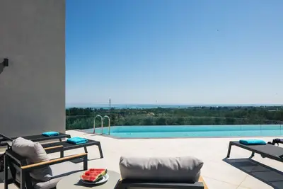 Image de Grand Luxe Villa - Sea views, hot tub, private pool & modern design