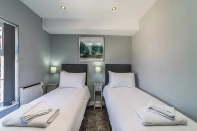 Image de Comfortable & Available 2 Bedroom Apt w/ Parking