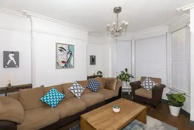 Image de This Pristine&Spacious 5bed secure home awaits you