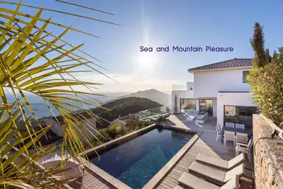 Image de Villa de Prestige 5* vue Epoustouflante sur les Iles d'or-Clim-Piscine -8p-Calme