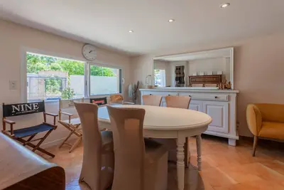 Image de Rez De Villa avec terrasse privée et Wi-Fi