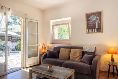 Image de Appartement 'Grand T2 Refait Neuf Avec Jardin' avec vue sur mer, Wi-Fi et climatisation