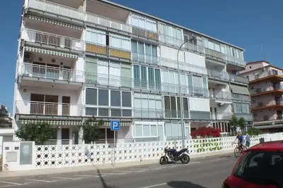 Image de Appartement Confortable à deux pas de la Plage avec Parking et Grande Terrasse à Roses