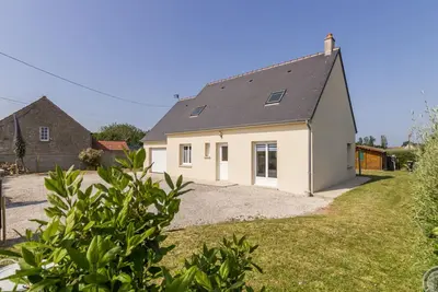 Image de Maison familiale tout confort près de Barfleur, entourée de nature, avec jardin privé et équipements complets.