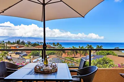 Image de Serenity framed by floor-to-ceiling Ocean views