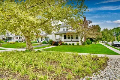 Image de Newly Renovated Asbury Park 4br home off street parking, walk to beach & town.