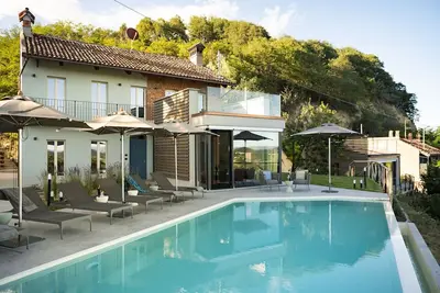 Image de Maison de vacances privée avec piscine, climatisation, bain à remous, sauna, Wifi, Tv, patio