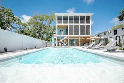 Image de Blue Horizon: Elegant 2023 Construction in the Heart of Oak Island