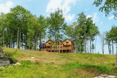 Image de Longview Lodge | Hot Tub, Near Area Fun!