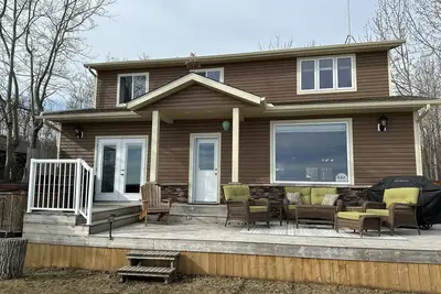 Image de Lake front cabin w\/hot tub & firepit, close to The Village at Pigeon Lake.