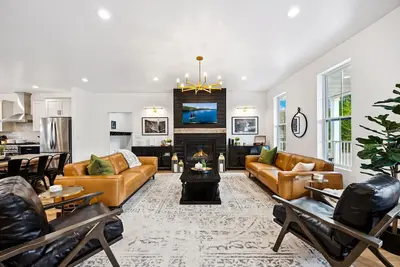 Image de Welcome to The Sister Bay Haus, your ultimate luxe retreat nestled in Sister Bay