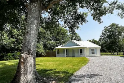Image de Cozy beach cottage a block off the beach. 3 minutes to downtown Bay St Louis!