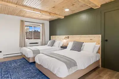 Image de Standard Room w/ Two Double Beds, Fireplace Room #9