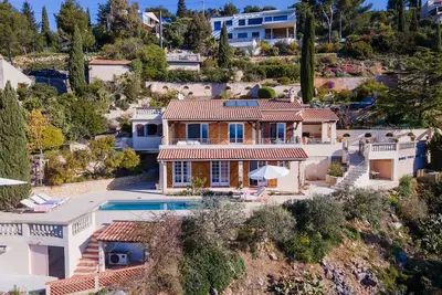 Image de Superbe villa avec vue mer époustouflante et piscine.