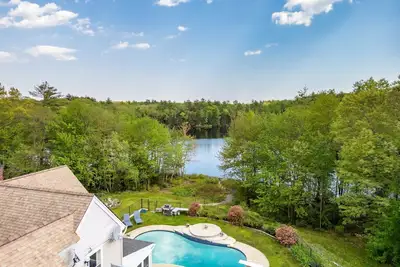 Image de Maine Pondfront Home Sleeps 22 - Pool & Hot Tub