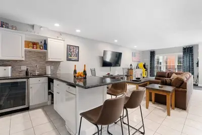 Image de Heart of Southie - Hot Tub + Walk to Top Bars