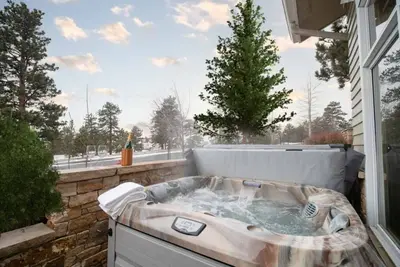 Image de Enchanting condo with fireplace, patio, and private hot tub!