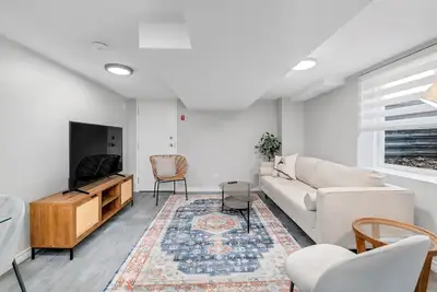Image de Cozy & Pet Friendly 2br w/ parking, mins from highway.