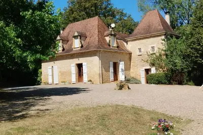Image de Le Manoir de la Feuillade et sa piscine, dans le Périgord Noir, proche de Sarlat